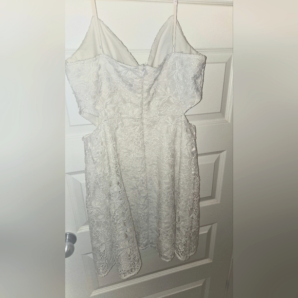Guess White Floral Lace dress - Picture 3 of 4
